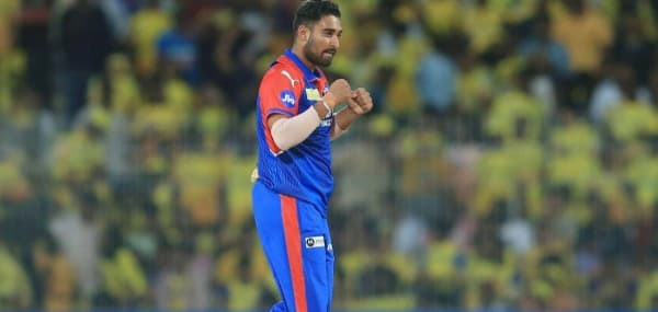 ഹോട്ടലിലേക്ക് വിളിച്ചുവരുത്തി പീഡിപ്പിച്ചുവെന്ന് വനിതാ താരം; ഹണി ട്രാപ്പിൽ പെട്ടതാണെന്ന് IPL താരം