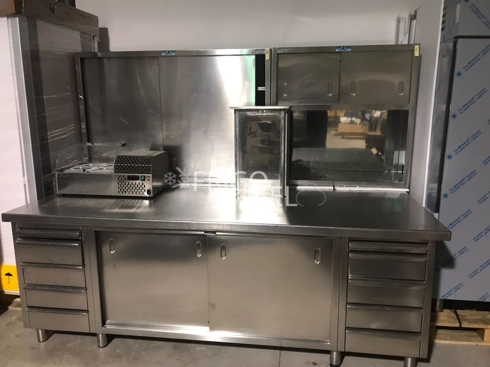 Bano stainless steel equipped table