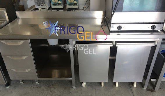 Tavolo neutro in acciaio inox con alzata, tramogge carrellate e cassetti. Usato