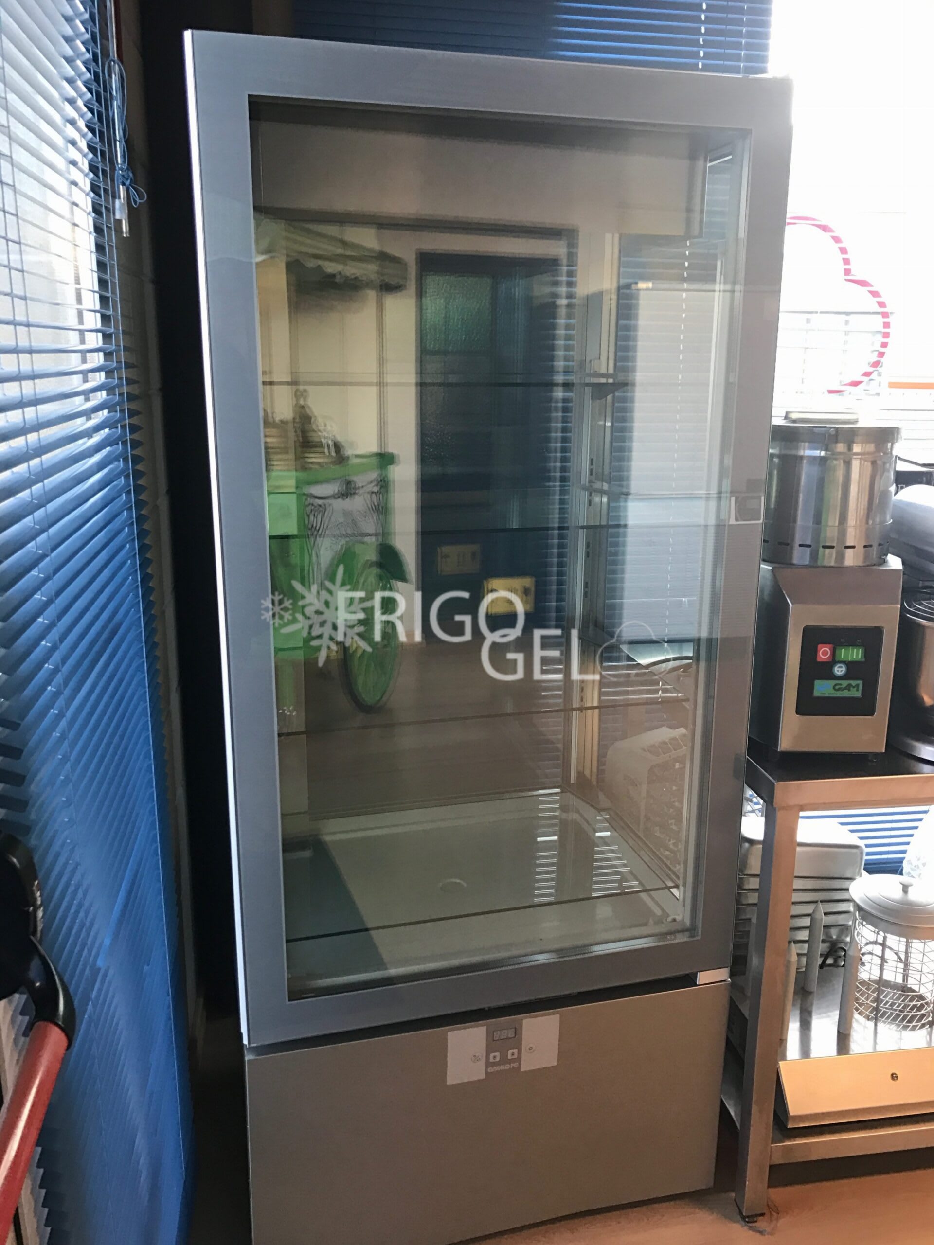 Vetrina verticale ventilata, negativa, illuminazione a led usata e revisionata