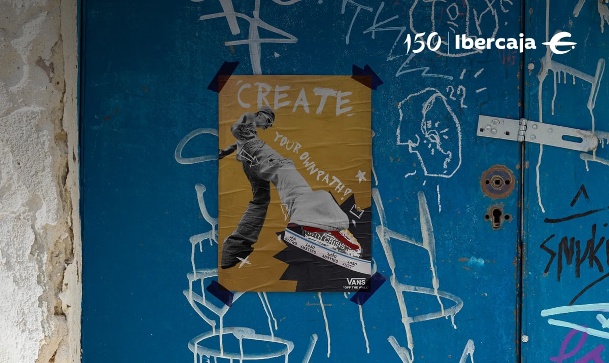 Cartel de la campaña «Create Your Own Path» de Vans con Ibercaja pegado en una puerta azul con grafitis, trabajo de Elena Puig, diseñadora gráfica en Ibercaja y alumna del Máster Profesional en Diseño Gráfico y Motion Graphics de TRAZOS, escuela de artes digitales en Madrid