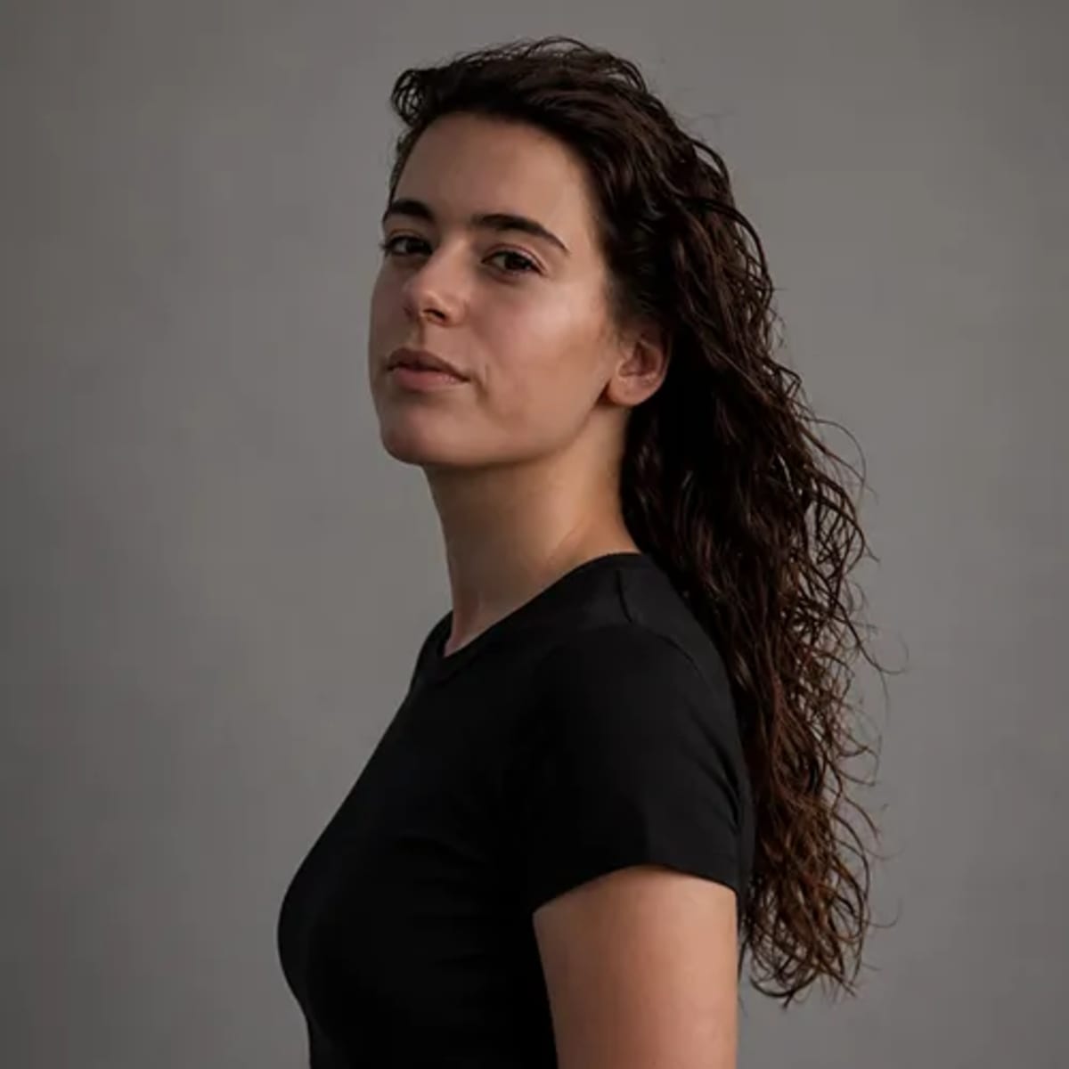 Retrato de Laura Cousido Núñez, alumna del Máster Profesional en Diseño Gráfico y Motion Graphics de TRAZOS, actualmente Diseñadora Gráfica en Emotional Events.