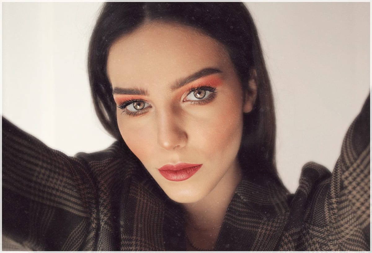 Retoque fotográfico de un retrato con maquillaje, de Andrés Hernández, profesor de Diseño Gráfico en TRAZOS