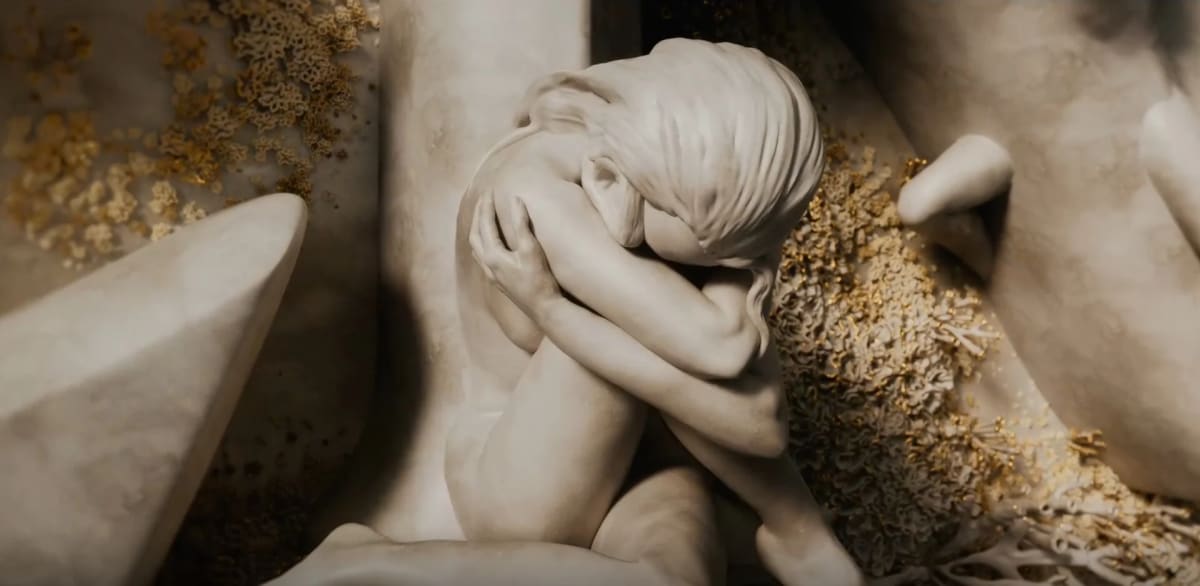 Figura femenina de mármol acurrucada y abrazada a sus piernas, render 3D, de Aser Godoy, profesor de 3D y Videojuegos en TRAZOS