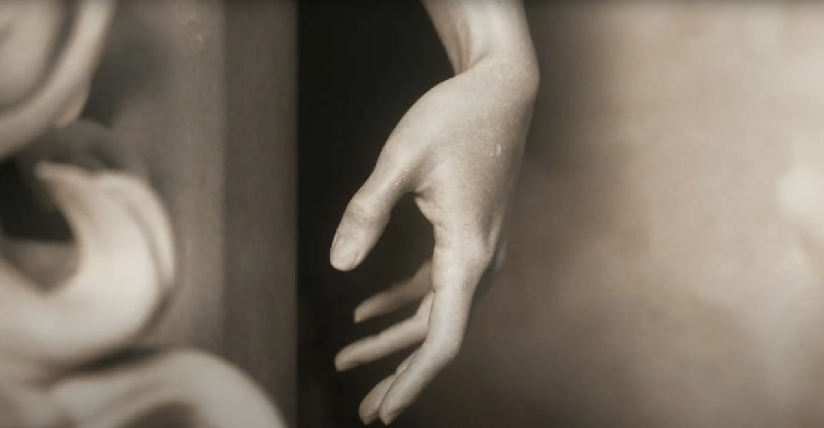 Mano de mármol extendida en penumbra, render 3D, de Aser Godoy, profesor de 3D y Videojuegos en TRAZOS