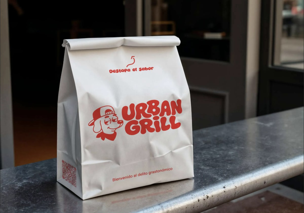 Bolsa de papel de Urban Grill con el logotipo del perro y el claim "Destapa el sabor", de Andrea Jurado, alumna de Diseño Gráfico y Motion Graphics en TRAZOS