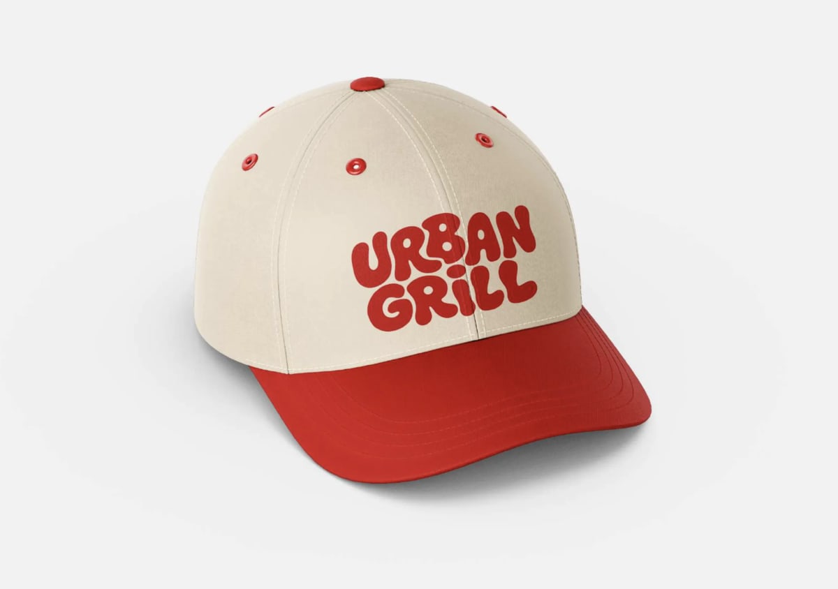 Gorra de Urban Grill en crema y rojo con el logotipo bordado en el frontal, de Andrea Jurado, alumna de Diseño Gráfico y Motion Graphics en TRAZOS