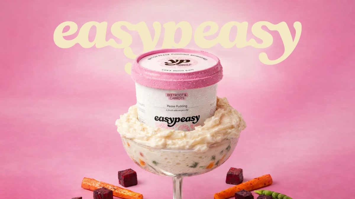 Bodegón del dip de remolacha y zanahoria de easypeasy servido en copa, sobre fondo rosa, de Diana Requena, alumna de Diseño Gráfico y Motion Graphics en TRAZOS