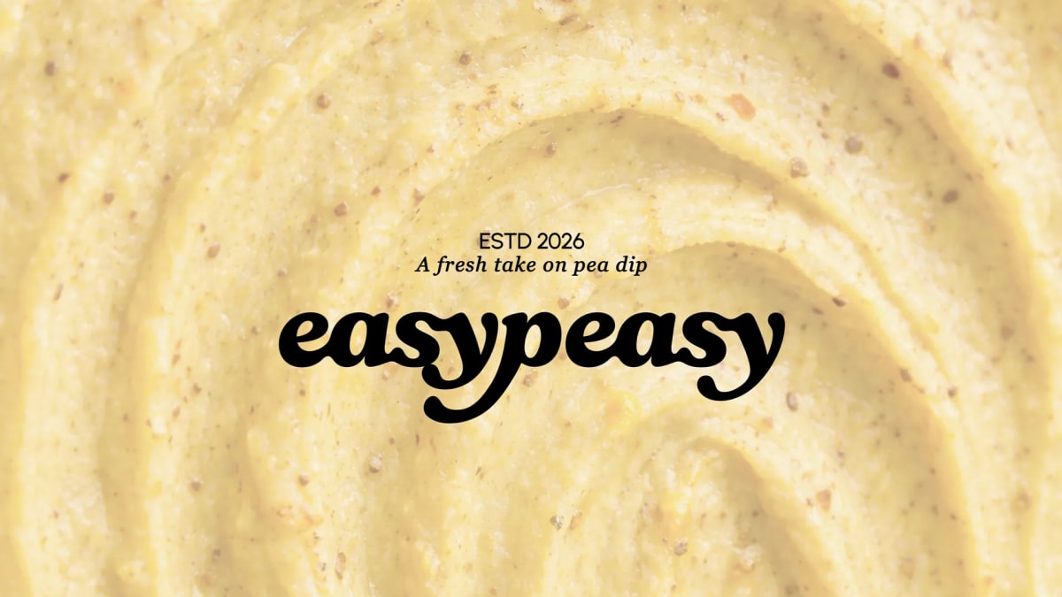 Logotipo de easypeasy sobre una textura de dip de guisante amarillo, de Diana Requena, alumna de Diseño Gráfico y Motion Graphics en TRAZOS