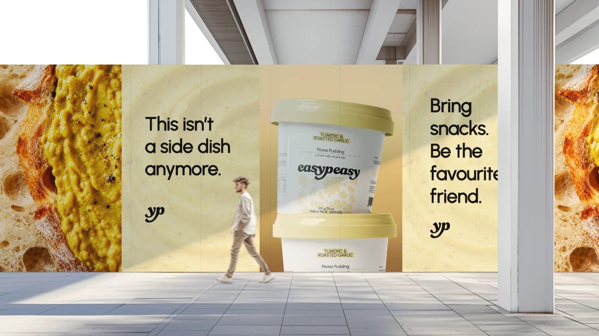 Valla publicitaria de la marca de dips easypeasy con la tarrina y los claims de campaña, de Diana Requena, alumna de Diseño Gráfico y Motion Graphics en TRAZOS