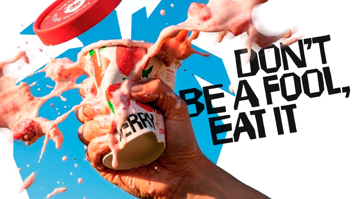 Cartel de campaña con una mano aplastando la tarrina y el claim "Don't be a fool, eat it", de German Miranda, alumno de Diseño Gráfico y Motion Graphics en TRAZOS