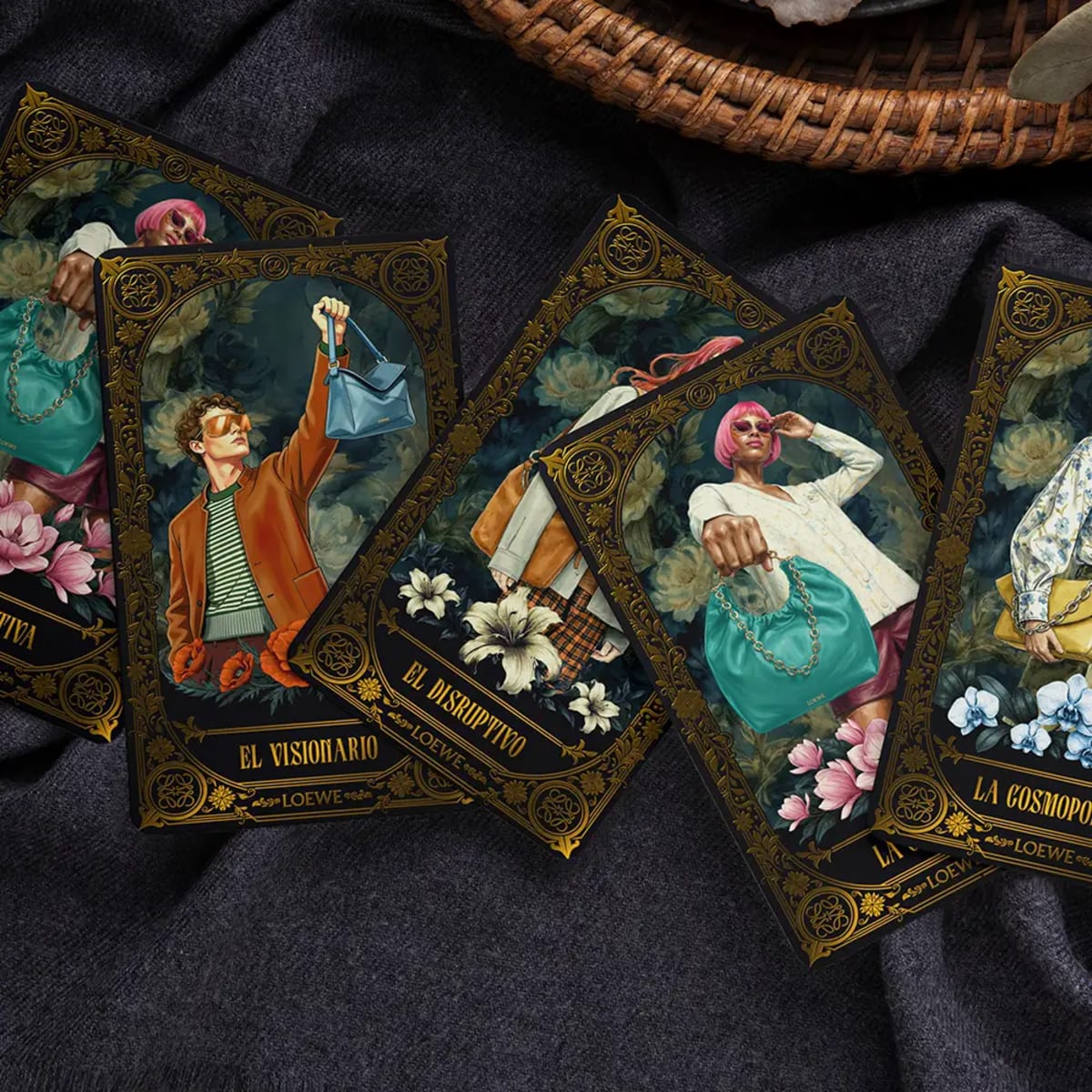 Cartas de tarot del proyecto Los Arcanos de Loewe sobre tela junto a una cesta, de Ánder Sánchez, alumno de Diseño Gráfico y Motion Graphics en TRAZOS