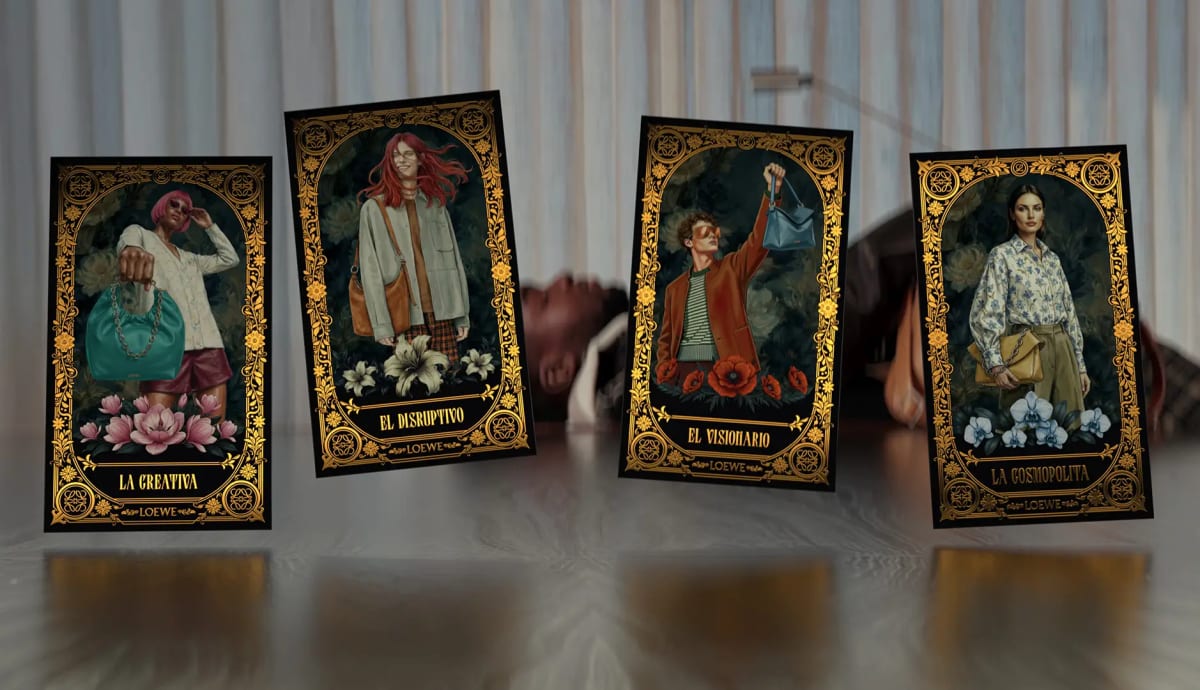 Cuatro cartas de tarot de Los Arcanos de Loewe colocadas de pie, de Ánder Sánchez, alumno de Diseño Gráfico y Motion Graphics en TRAZOS