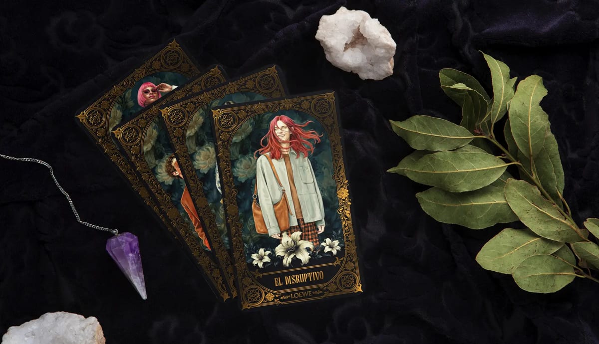 Cartas de tarot de Los Arcanos de Loewe sobre terciopelo negro con la carta El Disruptivo, de Ánder Sánchez, alumno de Diseño Gráfico y Motion Graphics en TRAZOS