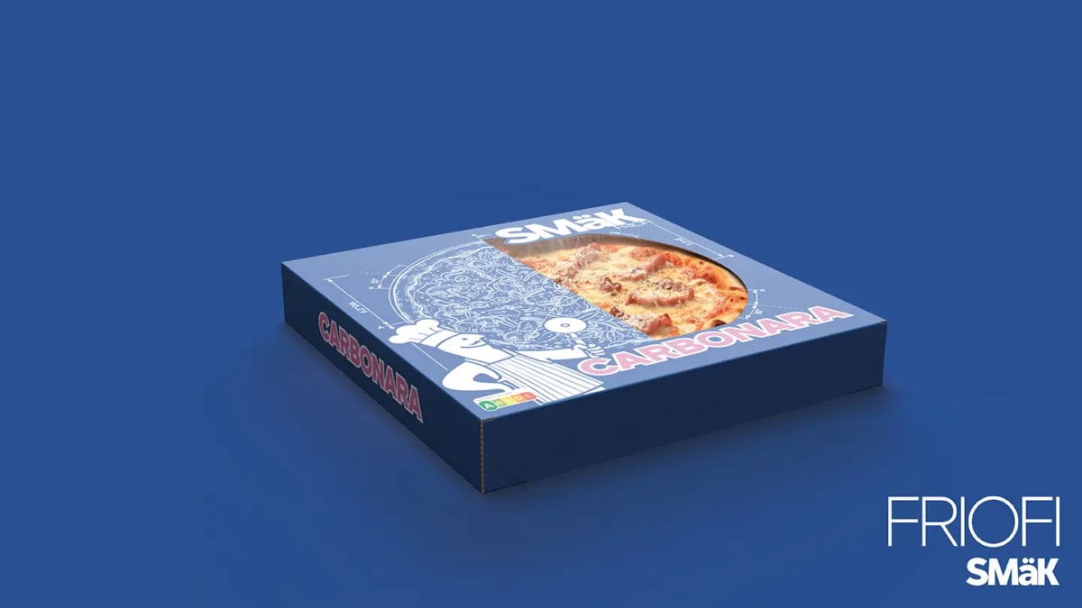 Caja cerrada de pizza congelada Carbonara de Smak Friofi vista en perspectiva sobre fondo azul, de Diseño Gráfico y Motion Graphics en TRAZOS