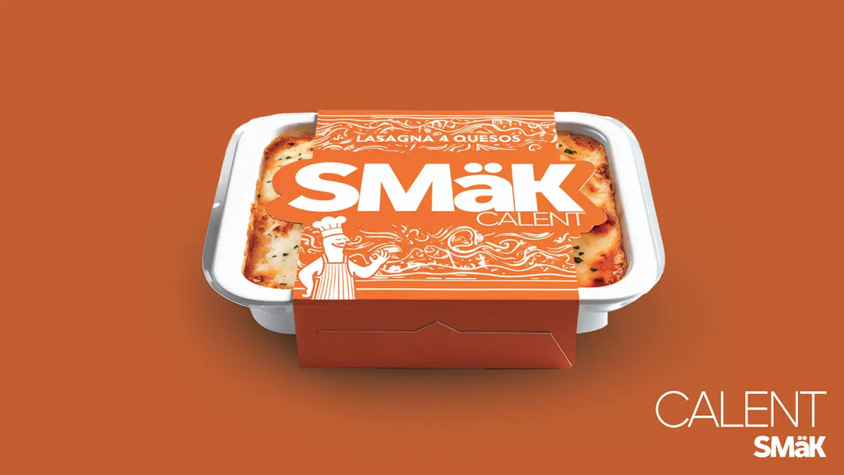 Bandeja de lasaña cuatro quesos de la linea Smak Calent con faja naranja, de Diseño Gráfico y Motion Graphics en TRAZOS