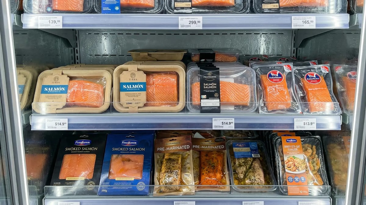 Lineal de supermercado con bandejas de salmón de la marca gourmet Terra, de Diseño Gráfico y Motion Graphics en TRAZOS