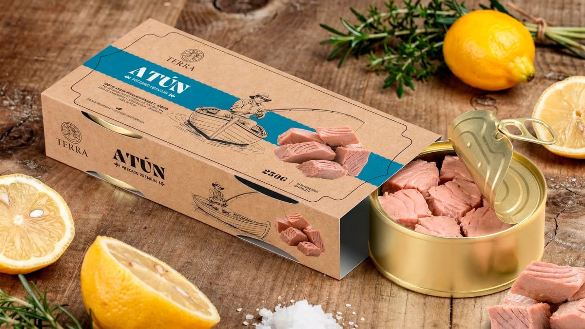 Packaging de atún de la marca gourmet Terra en caja de carton kraft sobre madera, de Diseño Gráfico y Motion Graphics en TRAZOS
