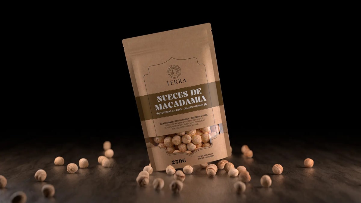 Bolsa kraft de nueces de macadamia de la marca gourmet Terra sobre fondo oscuro, de Diseño Gráfico y Motion Graphics en TRAZOS