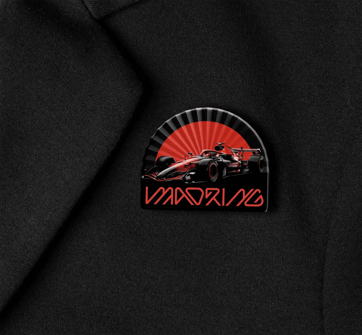 Pin de la marca Madring con un coche de Fórmula 1 prendido en una chaqueta negra, de Ana Romera, alumna de Diseño Gráfico y Motion Graphics en TRAZOS