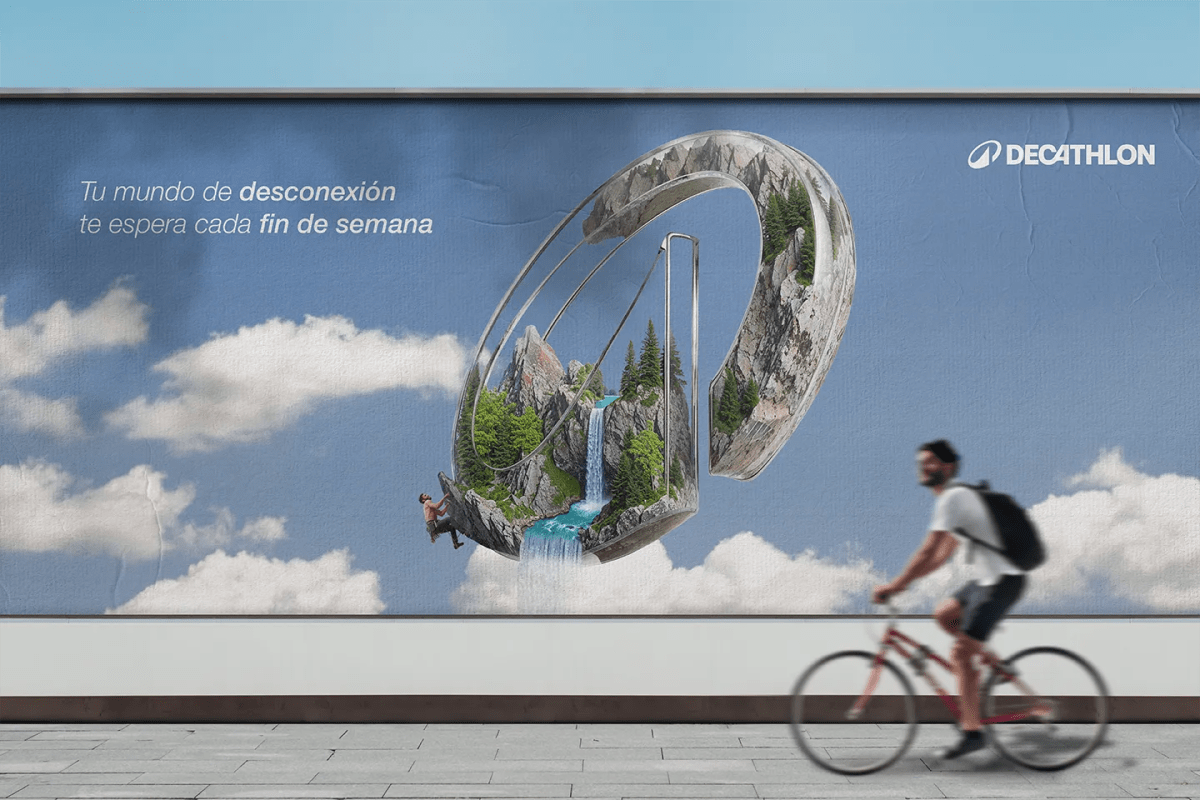 Valla publicitaria de Decathlon con un paisaje natural circular y un ciclista pasando, de Ana Romera, alumna de Diseño Gráfico y Motion Graphics en TRAZOS