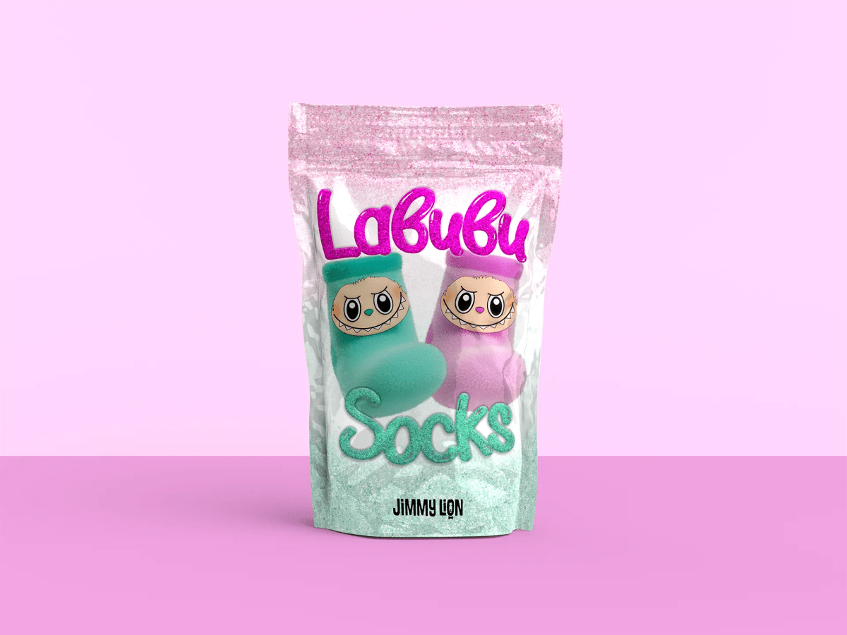 Bolsa de packaging de Labubu Socks para Jimmy Lion con calcetines de personajes sobre fondo rosa, de Ana Romera, alumna de Diseño Gráfico y Motion Graphics en TRAZOS