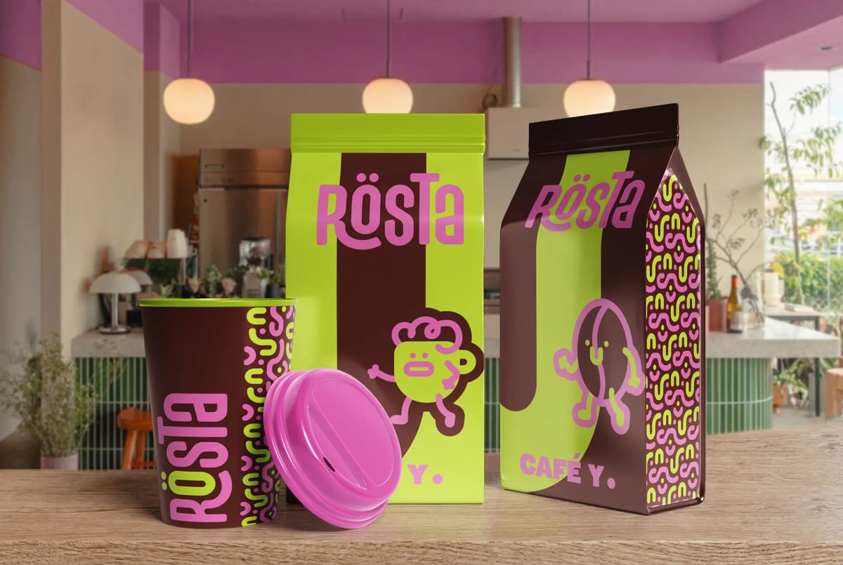 Conjunto de packaging de café Rösta con vaso, bolsa y brik sobre una mesa de madera, de Rebeca Marín, alumna de Diseño Gráfico y Motion Graphics en TRAZOS