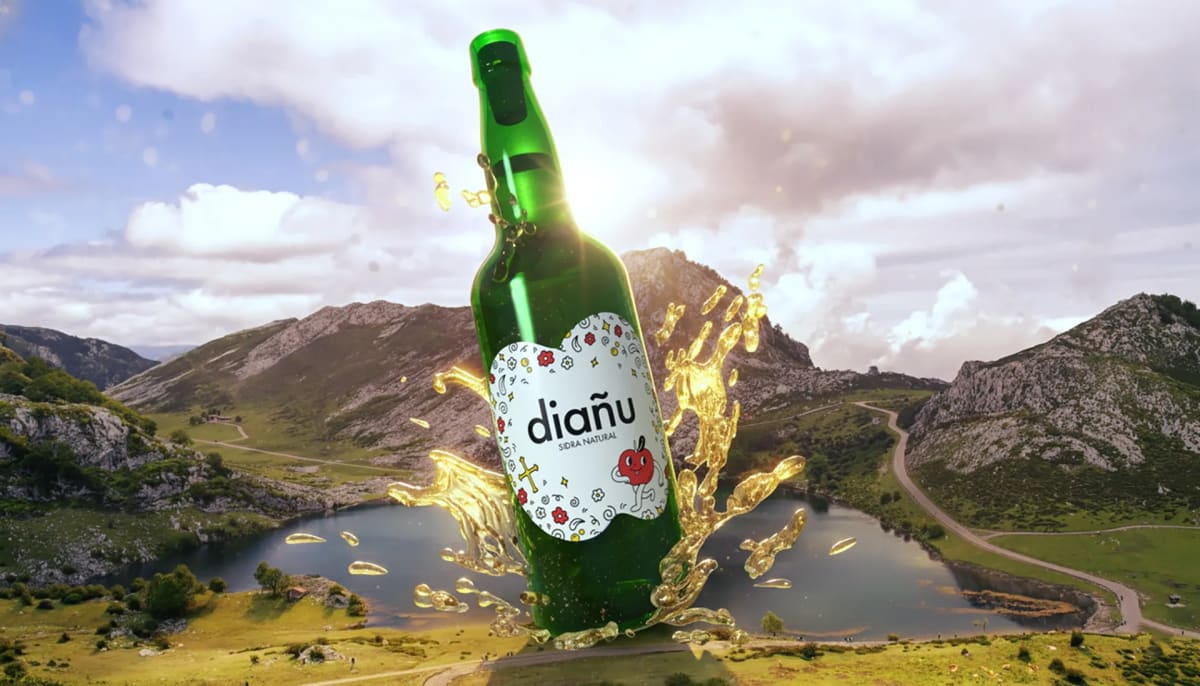 Render 3D de una botella de sidra Diañu con salpicadura sobre los Lagos de Covadonga, de Rebeca Marín, alumna de Diseño Gráfico y Motion Graphics en TRAZOS