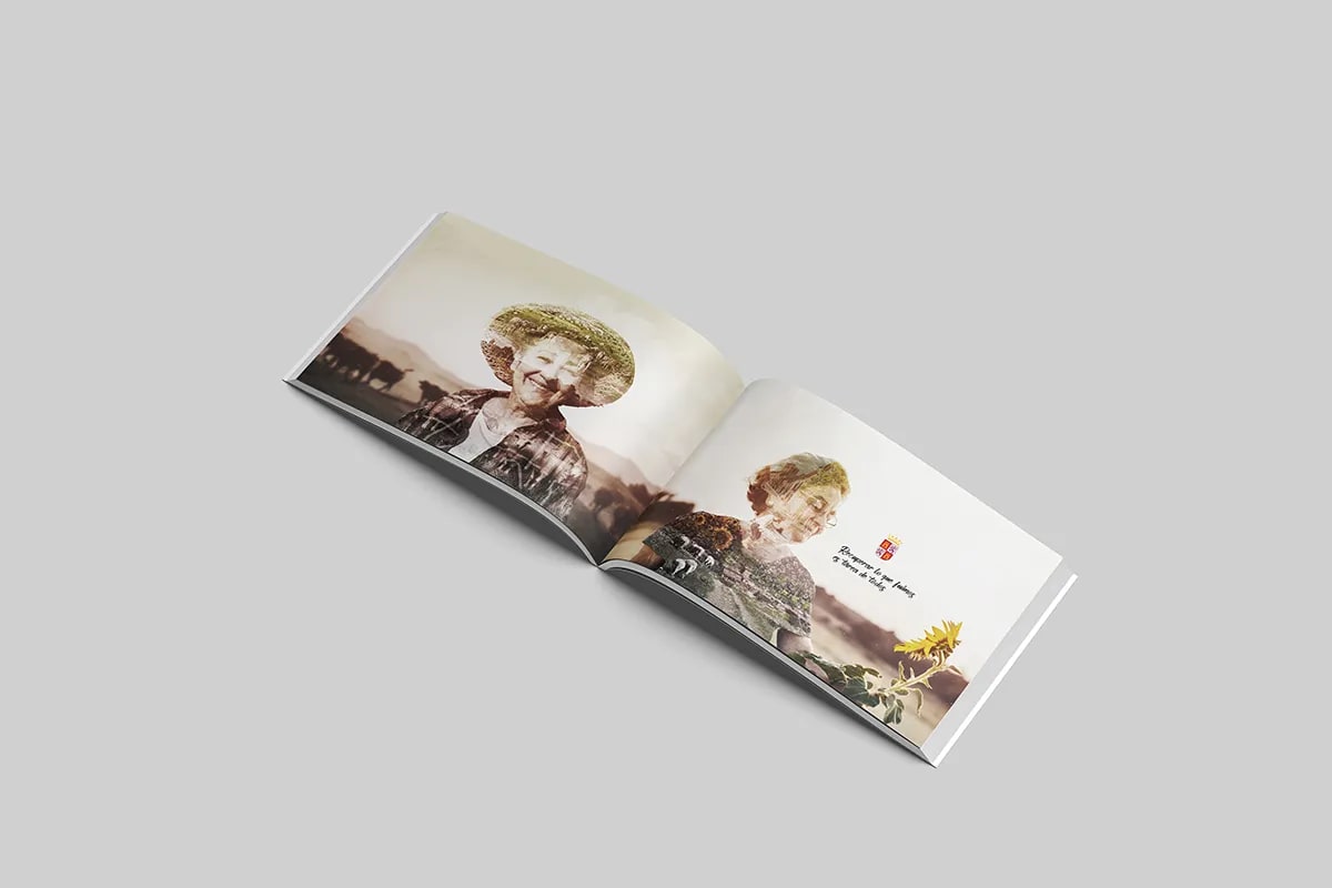 Fotolibro abierto de la campaña Recuperar lo que fuimos con retrato a doble exposicion de una niña con sombrero, de Diseño Gráfico y Motion Graphics en TRAZOS