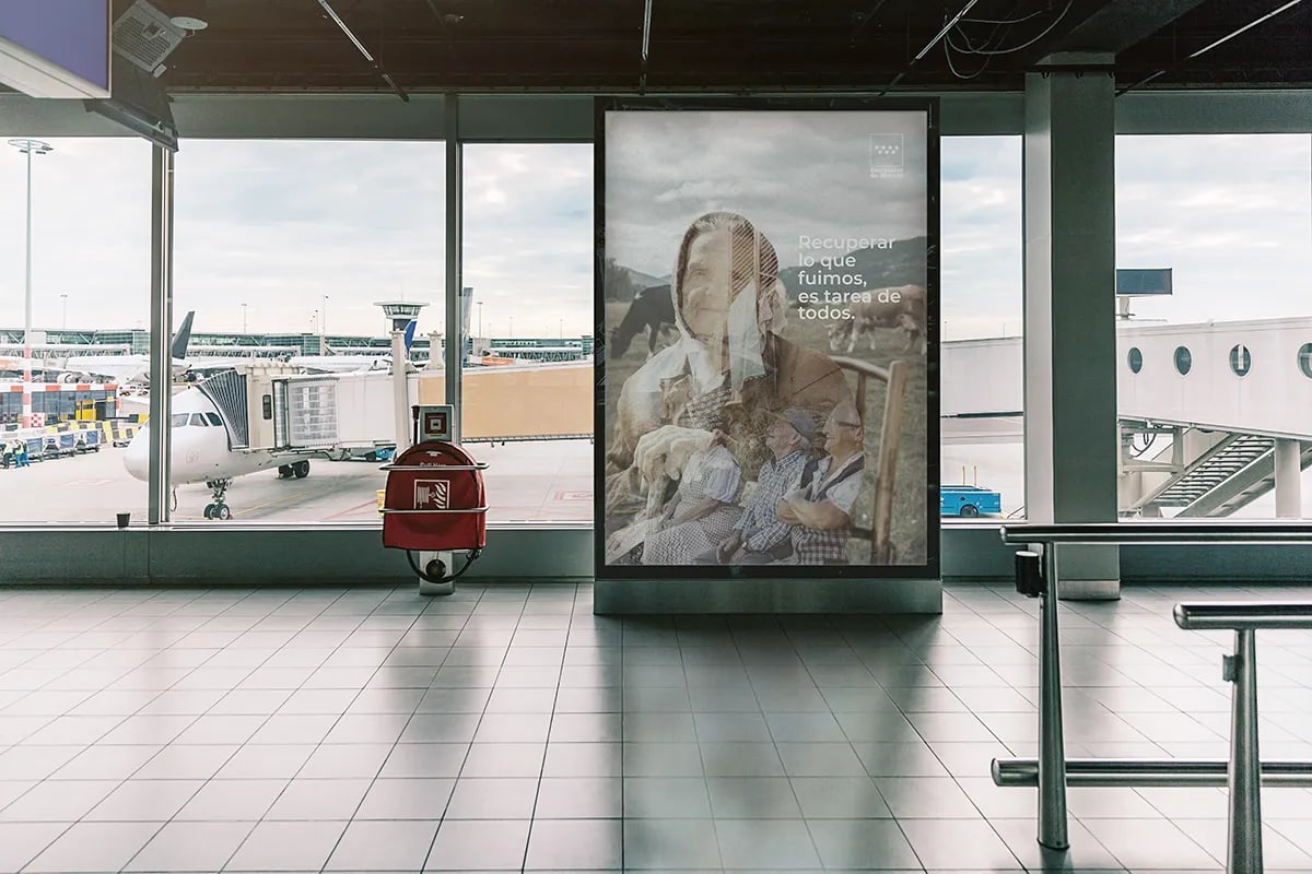 Mupi de la campaña Recuperar lo que fuimos de la Comunidad de Madrid en una terminal de aeropuerto, de Diseño Gráfico y Motion Graphics en TRAZOS