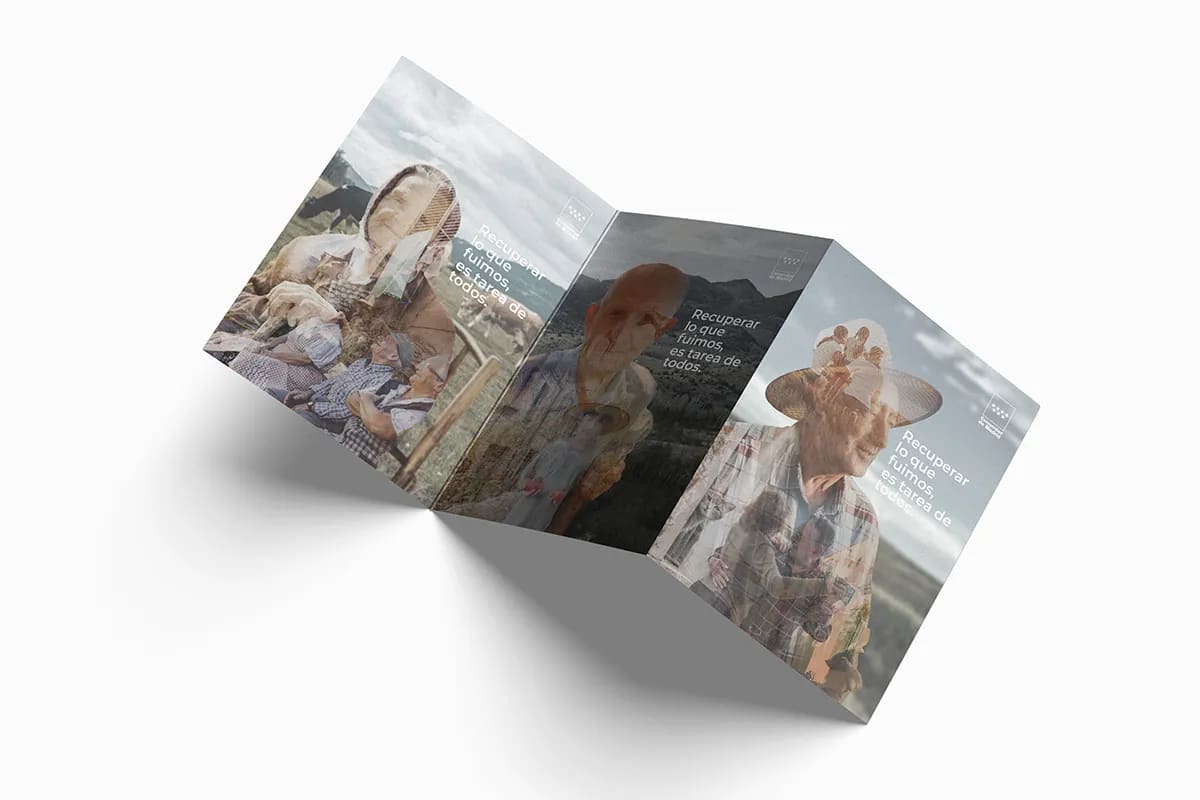Folleto desplegable de la campaña Recuperar lo que fuimos con retratos a doble exposicion de personas mayores rurales, de Diseño Gráfico y Motion Graphics en TRAZOS
