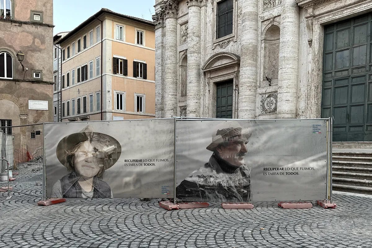 Vallas de obra con la campaña Recuperar lo que fuimos en una plaza con iglesia barroca, de Diseño Gráfico y Motion Graphics en TRAZOS