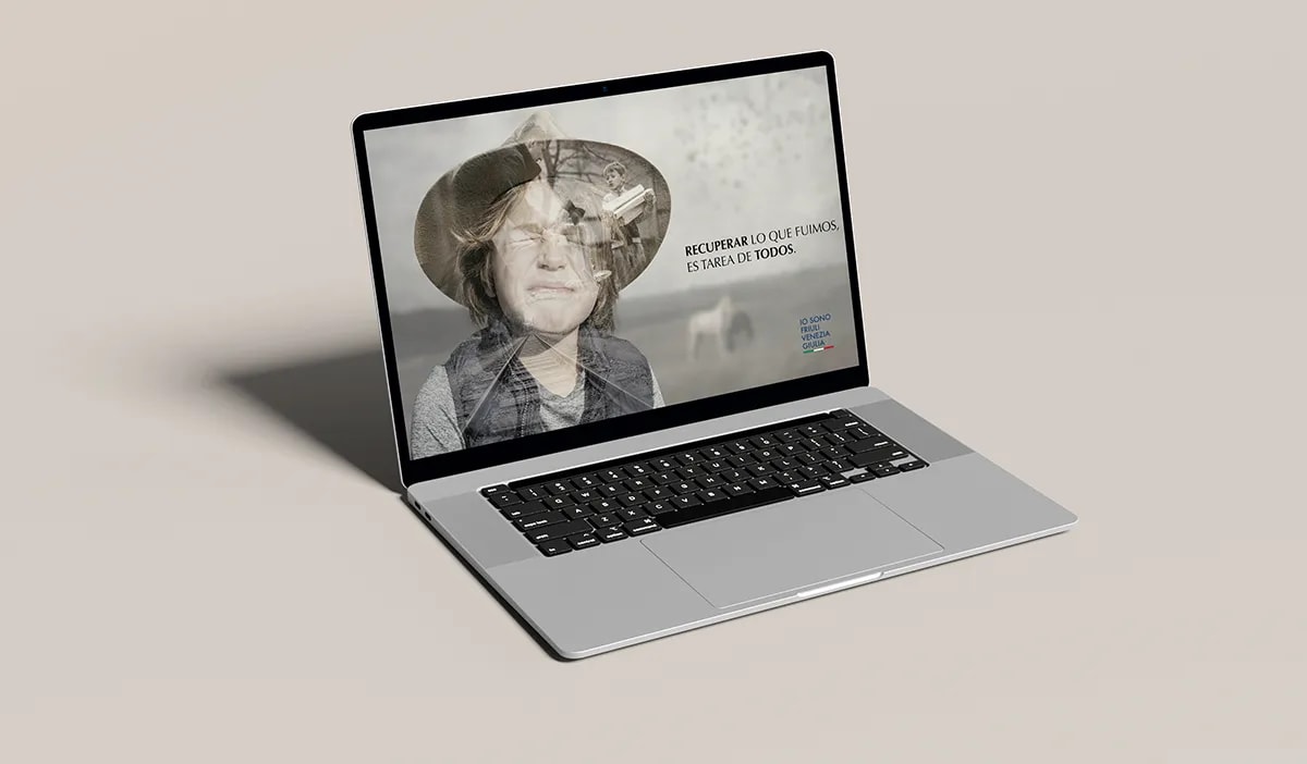 Portatil mostrando la web de la campaña Recuperar lo que fuimos de Friuli Venezia Giulia con retrato a doble exposicion de una niña, de Diseño Gráfico y Motion Graphics en TRAZOS