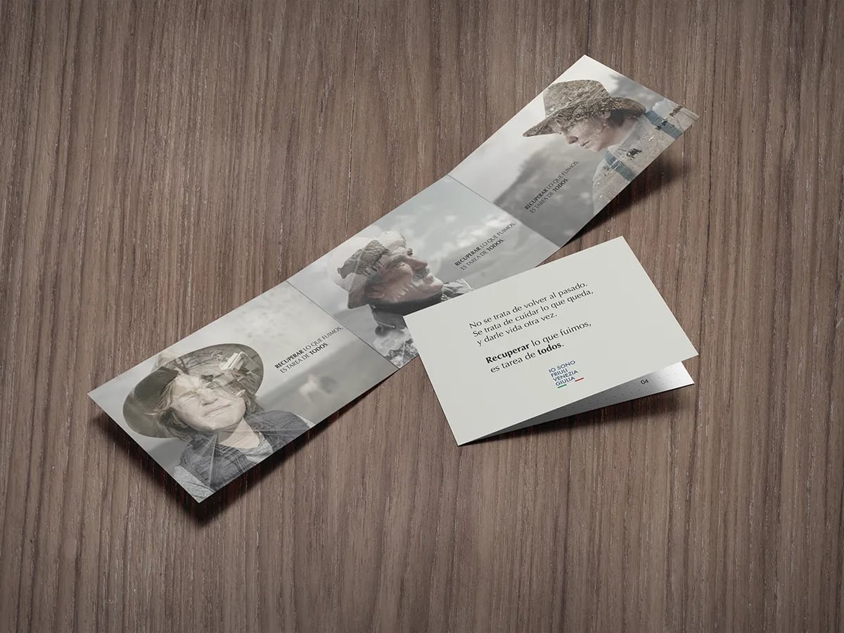 Flyer plegable y tarjeta de la campaña Recuperar lo que fuimos con retratos a doble exposicion sobre madera, de Diseño Gráfico y Motion Graphics en TRAZOS