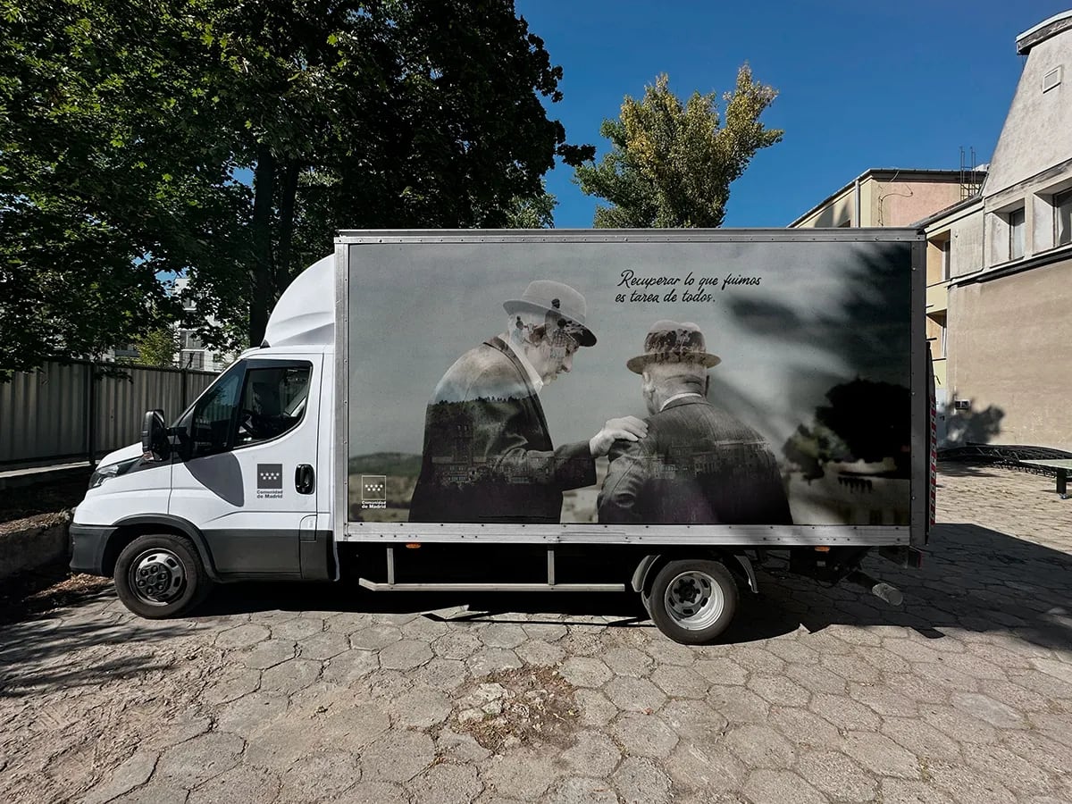 Furgoneta rotulada con la campaña Recuperar lo que fuimos a doble exposicion en blanco y negro, de Diseño Gráfico y Motion Graphics en TRAZOS