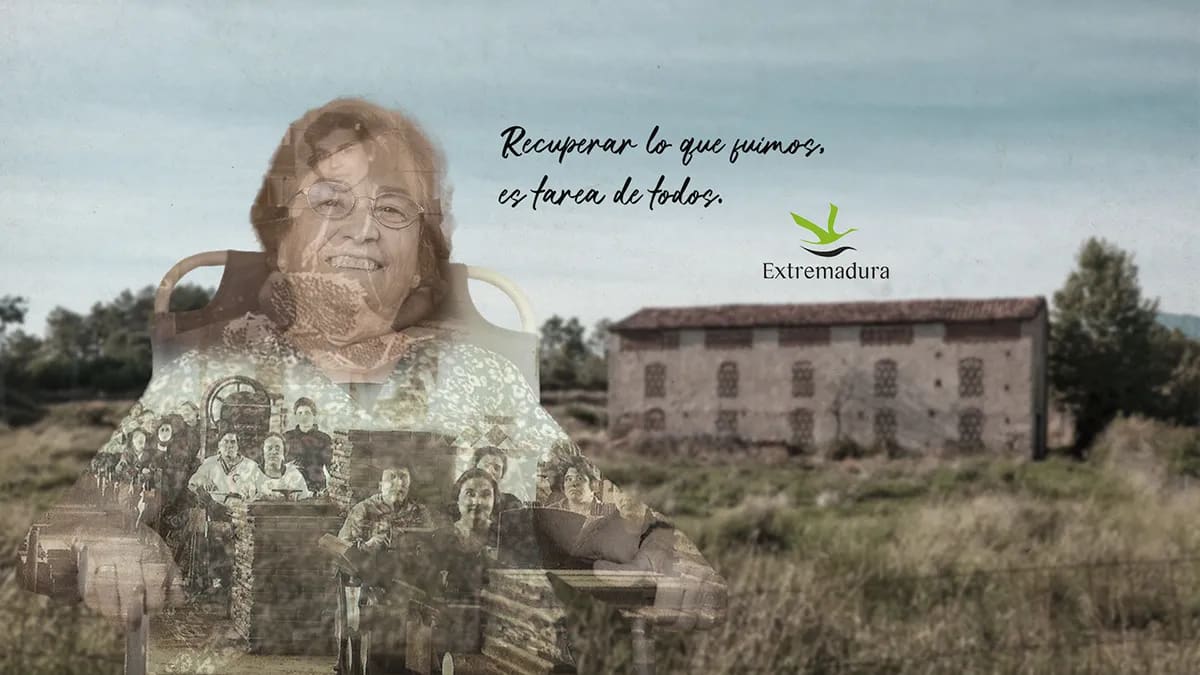 Cartel de la campaña Recuperar lo que fuimos de Extremadura con retrato a doble exposicion de una anciana y caserio rural, de Diseño Gráfico y Motion Graphics en TRAZOS