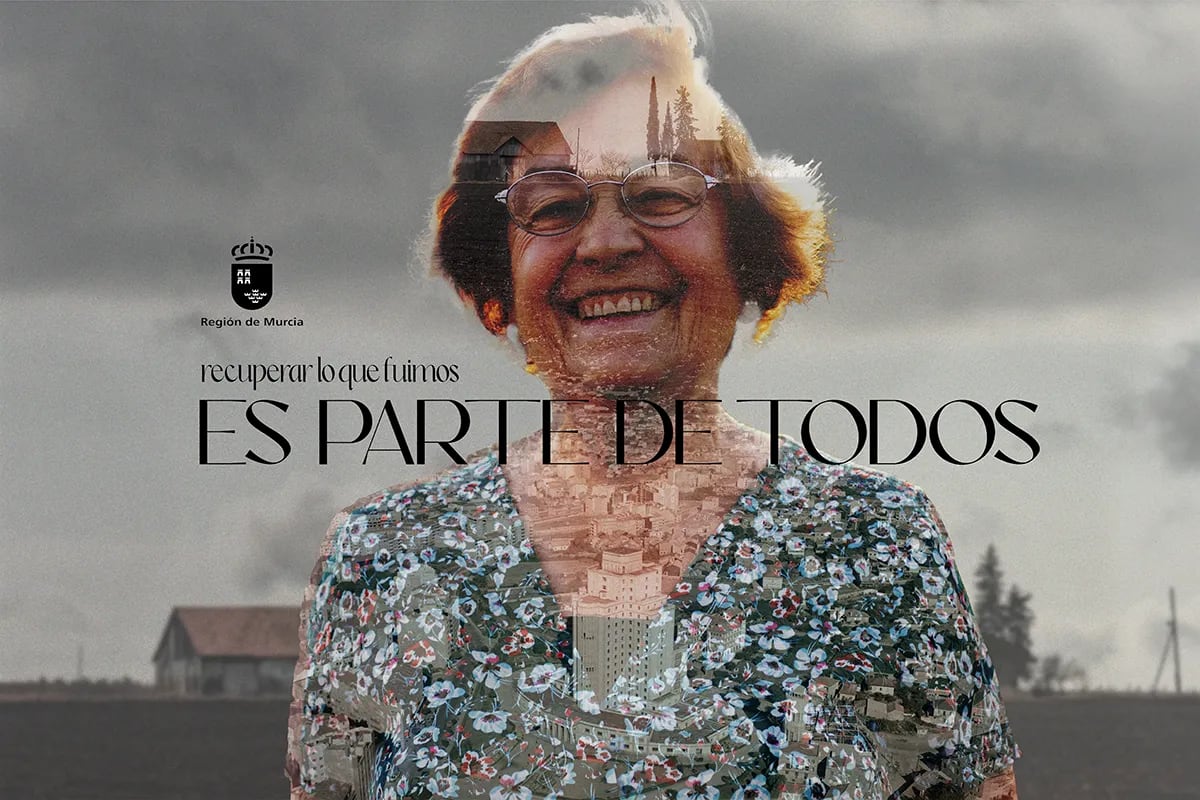 Cartel de la campaña Recuperar lo que fuimos es parte de todos de la Región de Murcia con retrato a doble exposicion de una anciana, de Diseño Gráfico y Motion Graphics en TRAZOS