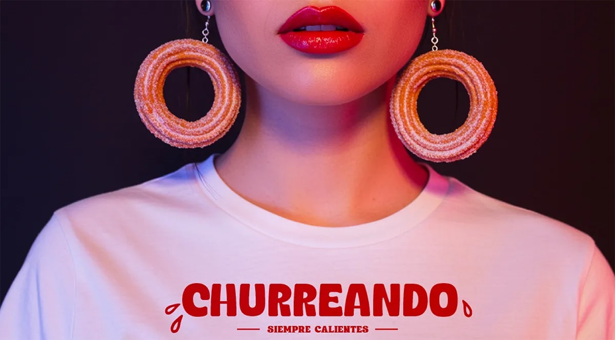 Cartel de la marca Churreando con pendientes de churro y camiseta con el logotipo, de Irene Valverde Fernández, alumna de Diseño Gráfico y Motion Graphics en TRAZOS