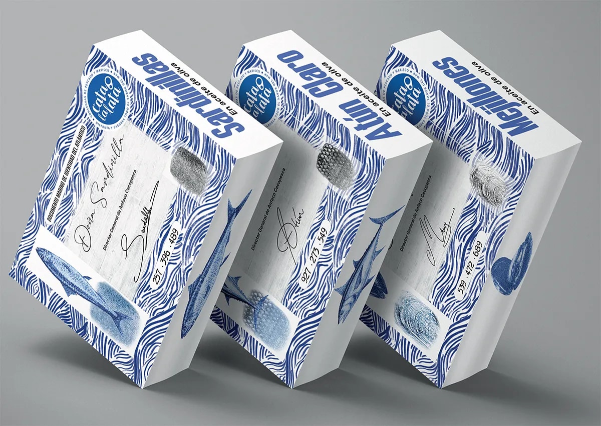 Tres cajas de conservas Cata la lata en fila con etiquetas tipo DNI, de Rita García, alumna de Diseño Gráfico y Motion Graphics en TRAZOS