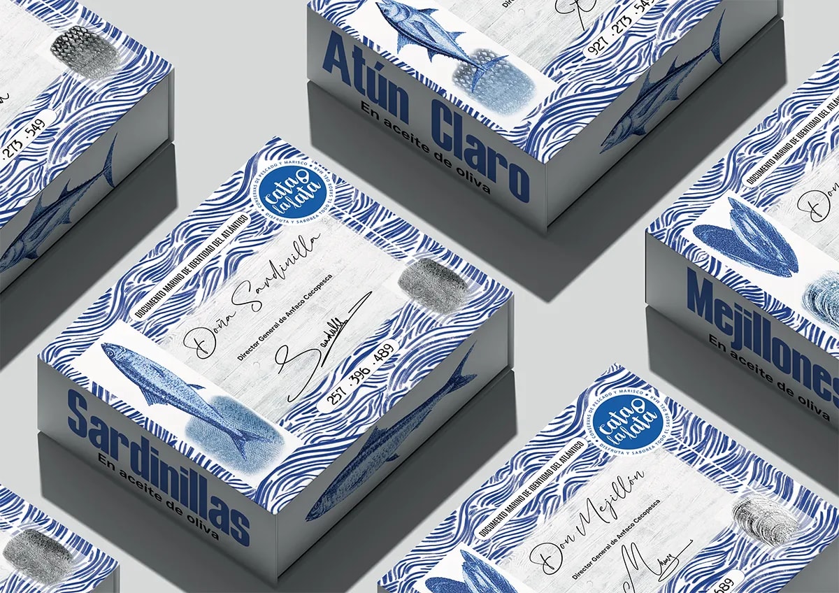 Cajas de conservas Cata la lata dispuestas en patrón con ilustraciones azules de peces, de Rita García, alumna de Diseño Gráfico y Motion Graphics en TRAZOS