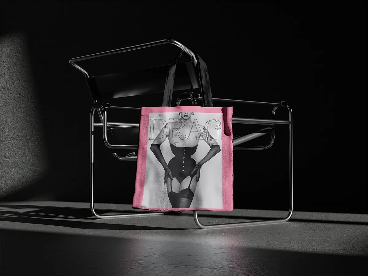 Bolsa tote de merchandising de la revista DRAG, de Lucía San Miguel, alumna de Diseño Gráfico y Motion Graphics en TRAZOS