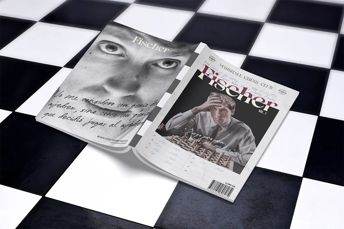 Revista Fischer abierta y cerrada sobre un suelo ajedrezado blanco y negro, de Hugo Sánchez Herrero, alumno de Diseño Gráfico y Motion Graphics en TRAZOS