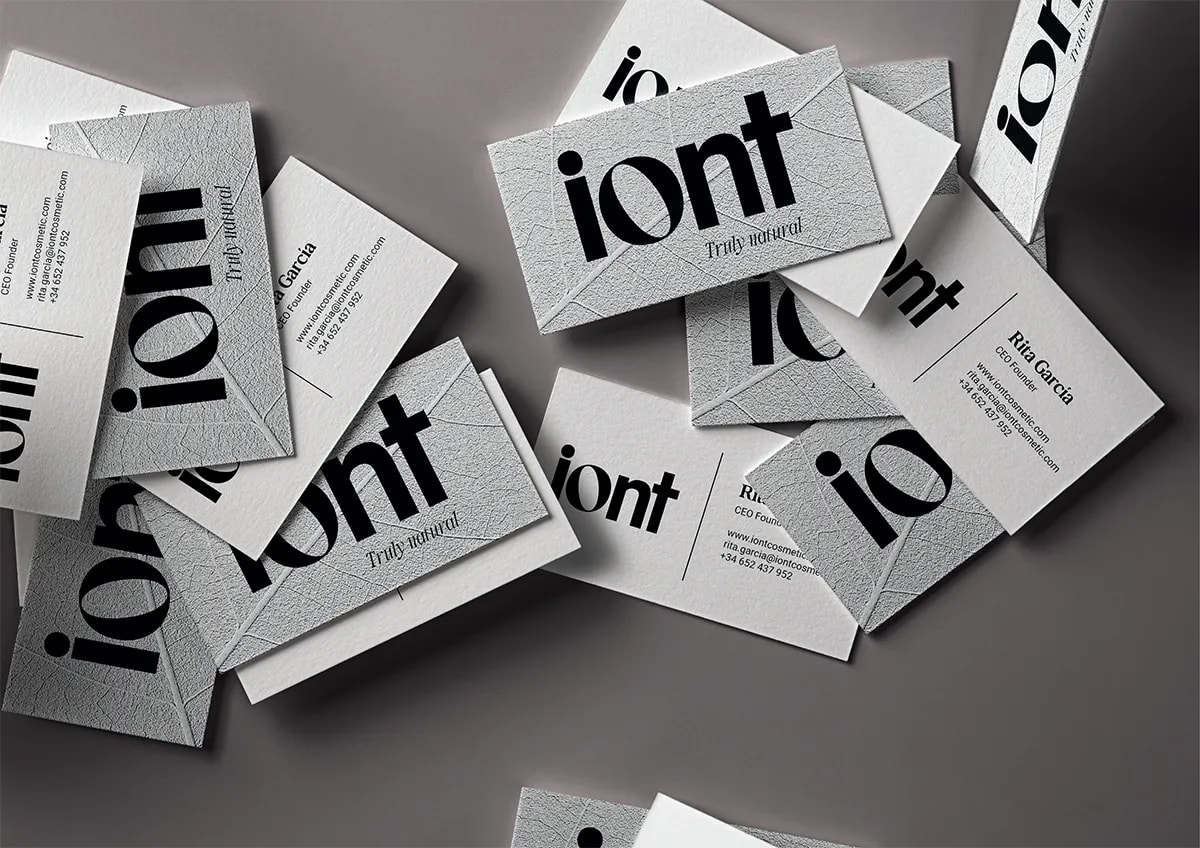 Tarjetas de visita de la marca iont con el logotipo, de Rita García, alumna de Diseño Gráfico y Motion Graphics en TRAZOS