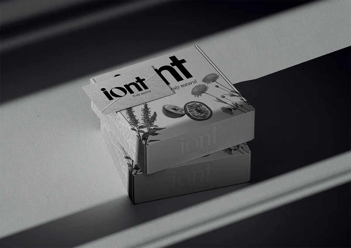 Cajas cuadradas de producto de la marca iont apiladas, de Rita García, alumna de Diseño Gráfico y Motion Graphics en TRAZOS