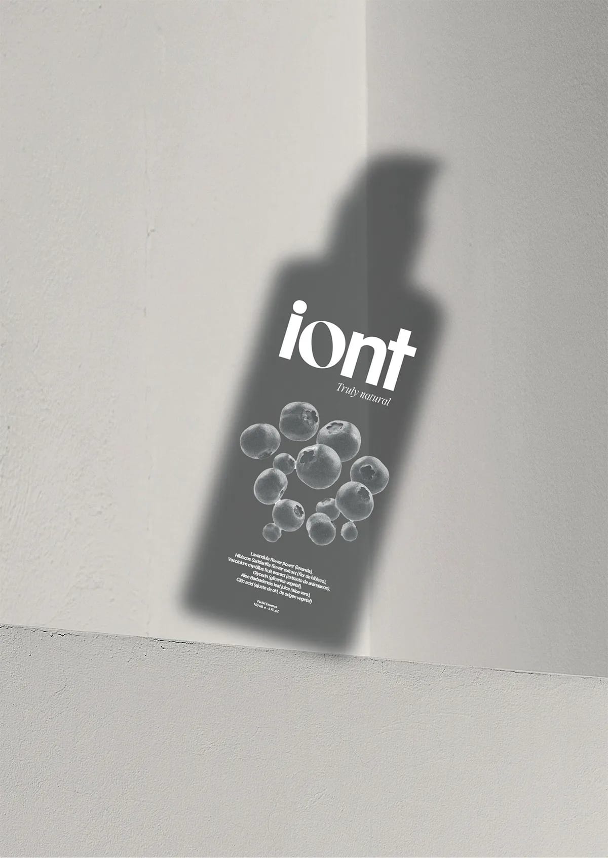 Cartel de la marca iont con bayas y el logotipo proyectado en sombra, de Rita García, alumna de Diseño Gráfico y Motion Graphics en TRAZOS