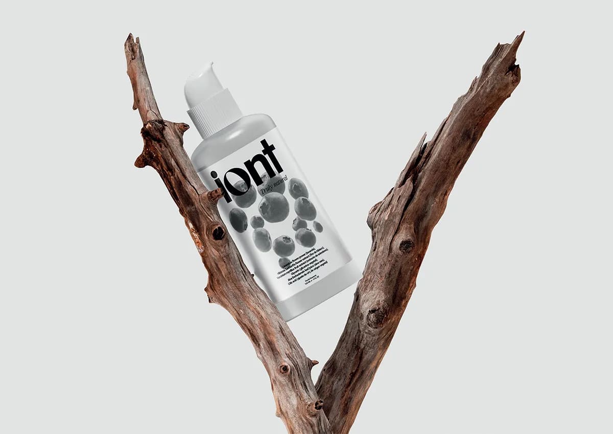 Bote de producto iont sostenido entre ramas de madera, de Rita García, alumna de Diseño Gráfico y Motion Graphics en TRAZOS