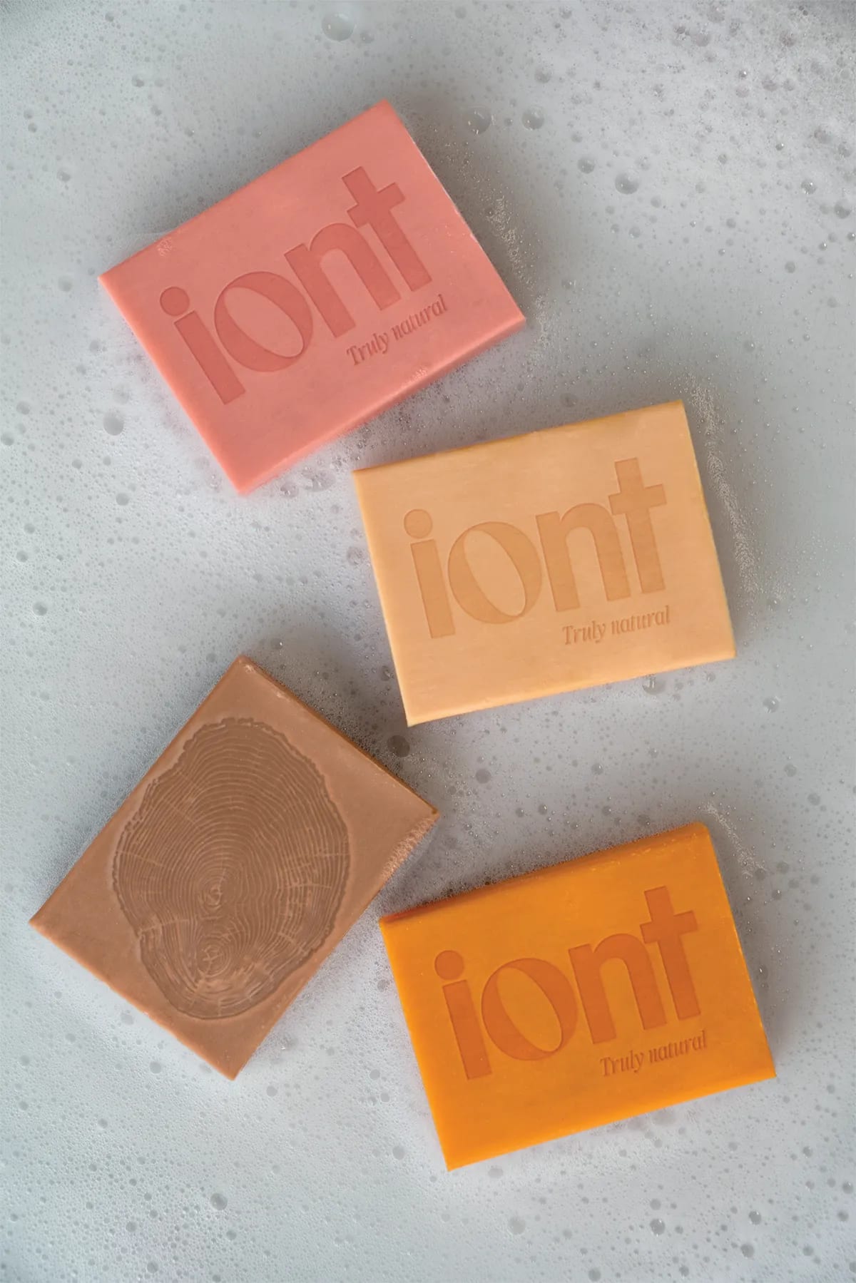 Pastillas de jabón de la marca iont en tonos cálidos sobre espuma, de Rita García, alumna de Diseño Gráfico y Motion Graphics en TRAZOS
