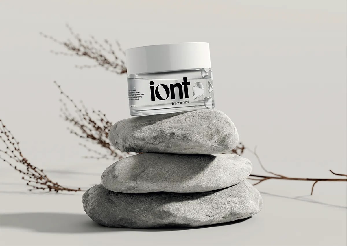 Tarro de crema iont sobre piedras apiladas con ramas secas, de Rita García, alumna de Diseño Gráfico y Motion Graphics en TRAZOS