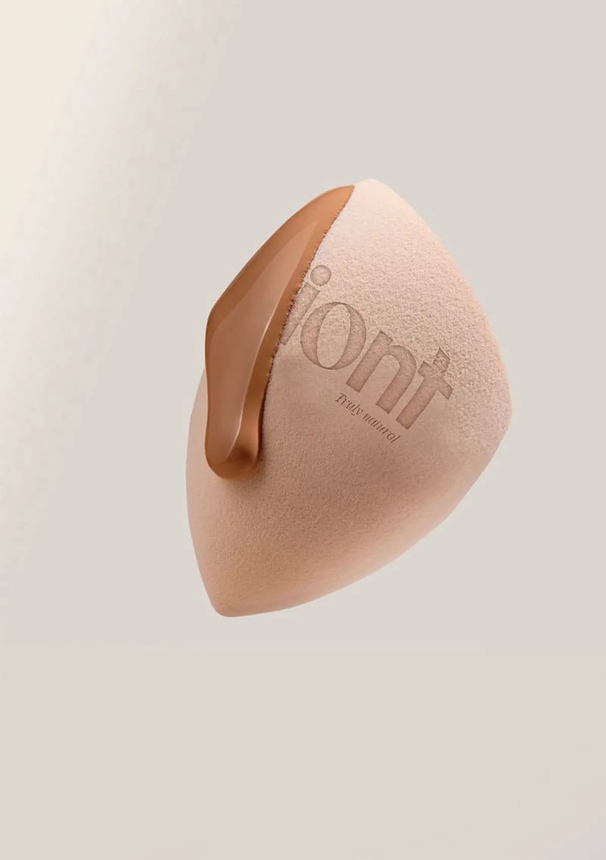 Esponja de maquillaje de la marca iont con el logotipo grabado, de Rita García, alumna de Diseño Gráfico y Motion Graphics en TRAZOS