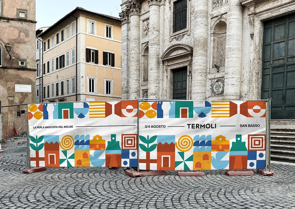 Cartel de la identidad de Termoli aplicado en la fachada de un edificio, de Irene Valverde Fernández, alumna de Diseño Gráfico y Motion Graphics en TRAZOS
